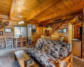 Dog-Friendly Shaver Lake Home w/ Wood Interior & Porch, WiFi, W/D - Near Lake - Shaver Lake - Sala de estar