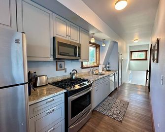 Waterfront 2 Bed-King/Queen , 2 Bath + Incredible Views Perched Over Bodega Bay - Bodega Bay - Kitchen