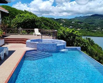 Enjoy the tropical breezes & coral reef views while sitting by the pool! - St Davids - Piscina