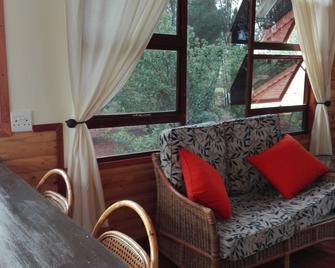 Woodland Gardens Pet Friendly Lodge - Magaliesburg - Living room