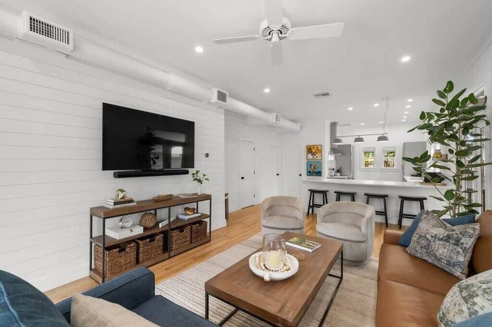 Casa Padrón - Gorgeous Home, Steps to 7th Ave - تامبا - غرفة معيشة