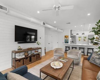 Casa Padrón - Gorgeous Home, Steps to 7th Ave - تامبا - غرفة معيشة