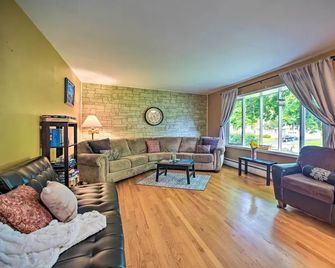 Albany Home w/ Fenced Yard & Patio - Pets Welcome! - Albany - Living room