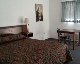 Pine Cone Motel - Willits - Bedroom