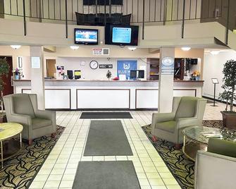 Norwood Inn & Suites La Crosse - La Crosse - Front desk