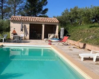 Charming country house in the Provencal countryside among vineyards and olive trees - Cotignac - Piscina