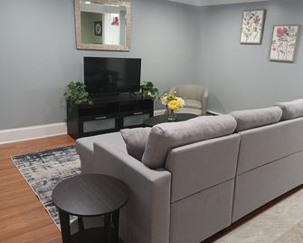 Cozy apartment in Mahanoy City, PA near Locust Lake, Hazleton and Pottsville - Mahanoy City - Living room
