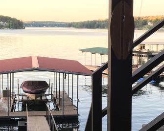 Million Dollar view steps away from year round deep water on Lewis Smith Lake - Jasper - Balkón