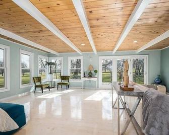 Shangri La - Lawrence - Living room