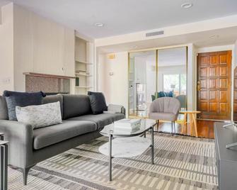 Saratoga 2BR w/ A/C, Patio & W/D, near Highways - Saratoga - Living room