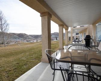 Paradise Canyon Golf Resort - Signature Walkout Condo 380 - Lethbridge