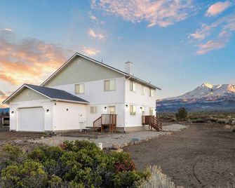 Shasta Vista Retreat & Basecamp - 23 Acres , Private Trails, Sauna, Jacuzzi - Weed - Wohnzimmer