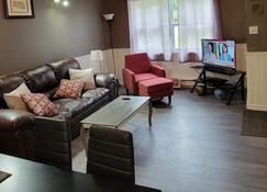 Naini's Rental, 4 bedrooms, located on Deer Island, N.B. 5 mins from the water. - Welshpool - Living room