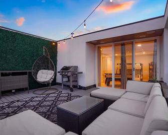 Rooftop + pool table + hot tub near Broncos Stadium! - Denver - Balcony
