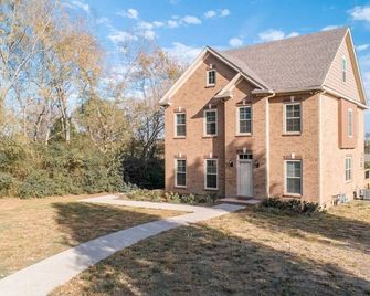 The Retreat Modern 2bed 2.5bath - Spring Hill - Building