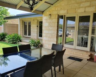 3 minute walk to beach, cafe & shops. - Normanville - Patio