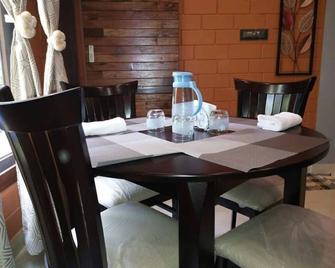 Rustic Charm Wayanad - Serenity (entire studio) - Thirunelly - Dining room