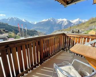 Charming renovated apartment in a Valais house - Guttet-Feschel - Balcón