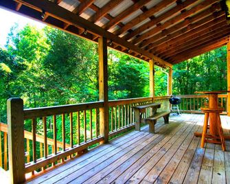 Cozy Cabin Retreat - Hot Tub, Fireplace & Fire Pit - Blue Ridge - Balcony