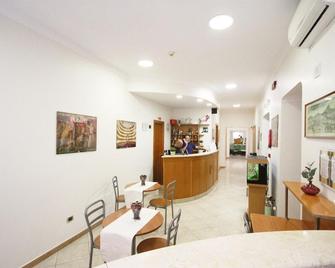Hotel Zara - נאפולי - דלפק קבלה