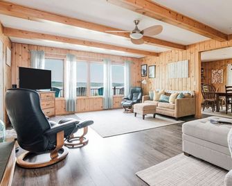 Lake Charlevoix lakefront + hot tub - East Jordan - Sala de estar