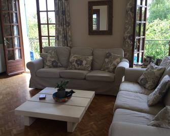 Inviting 2-Bed Apartment with pool in Saint-Romain - Saint-Romain - Living room
