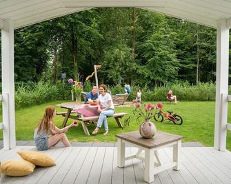 Veranda lodge on the shore of 't Hilgelo, close to beach and beach pavilion. - Winterswijk