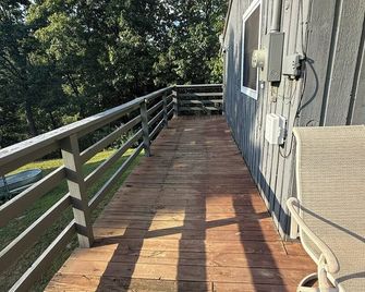 Fluffy Bottom Farms- Serenity Cabin Tranquil cabin in charming Johnson City - Johnson City - Balcony