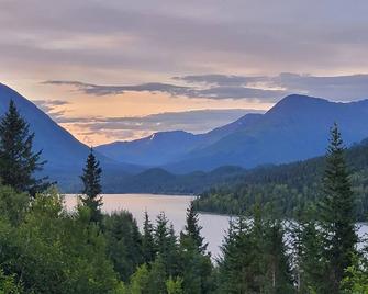 Centrally located private chalet w/ Hot Tub and amazing views! - Moose Pass - Вигляд зовні