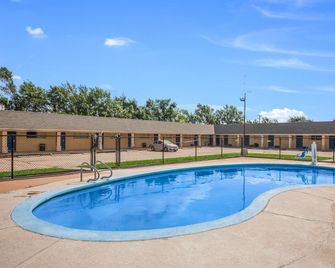 Americas Best Value Inn Giddings - Giddings - Zwembad