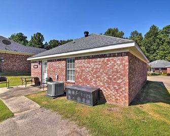 Charming Oxford Home about 1 Mi to Ole Miss Campus - Oxford - Edificio