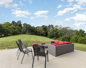 Close to the Ark! Incredible views on 10 private acres w/ firepits! - Corinth - Patio