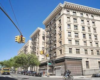 Sunny Apartment in Harlem. 3 blocks from Subway. Elevator Building and Security - Nueva York - Edificio