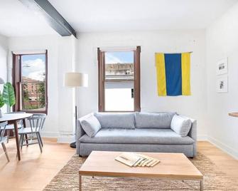 Annabelle 2d Downtown 2 Br 2ba Near City Market - Savannah - Huiskamer