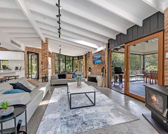 Stunning Peaceful Holiday Haven set on acreage with nearby Waterfall and Jacuzzi - Galston - Living room