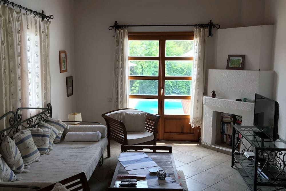 Banana Valley Villa, private pool and whirlpool, tranquillity, spectacular views - مارماريس - غرفة معيشة