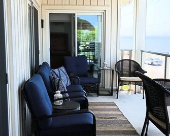 Yes that's the Lake view ! Private beach - Rooftop patio - Large balcony - Long Point - Living room