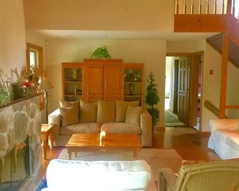 Beautiful Private House; Golf, Hike, Fish, Swim, Relax - Ossining - Living room