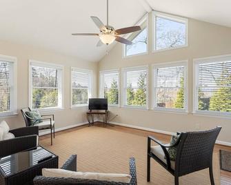 NEW! Wrenley Chateau | Fenced in yard + Fire pit! | 2 Bed, 2 Bath - Ringgold - Living room