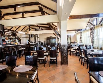 호텔 유로파 코켈탈 - 알베슈티 - 레스토랑