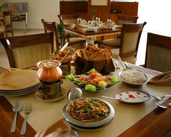 Aapno Ghar Resort - คูร์เคาน์ - ร้านอาหาร