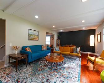 Charming 4-bedroom house on a half-acre lot in a beautiful neighborhood. - Beverly Hills - Living room