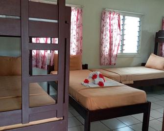 Tropicana Motel & Backpackers - Luganville - Bedroom
