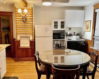 West End Condo. Close to everything with parking - Provincetown - Kitchen