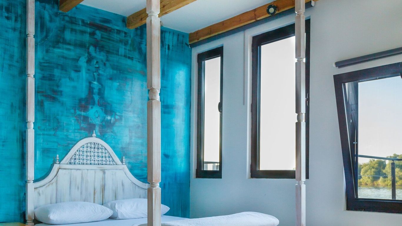 Arkabarka Floating Hostel