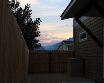 New 3BR w/ Garage, 1 Mile from Downtown - Hamilton - Balcony