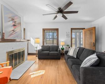 Mint House At Japanese Gardens - Sioux Falls - Living room