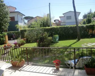 Villa With Garden And Large Terrace, 300 M From The Sea - Marina Di Pietrasanta - Balkong