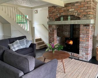 Ardnagashel Est No 2 - a two story that sleeps 4 guests in 2 bedrooms - Ballylickey - Wohnzimmer
