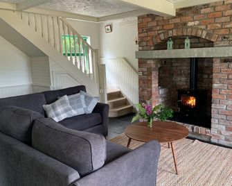 Ardnagashel Est No 2 - a two story that sleeps 4 guests in 2 bedrooms - Ballylickey - Wohnzimmer